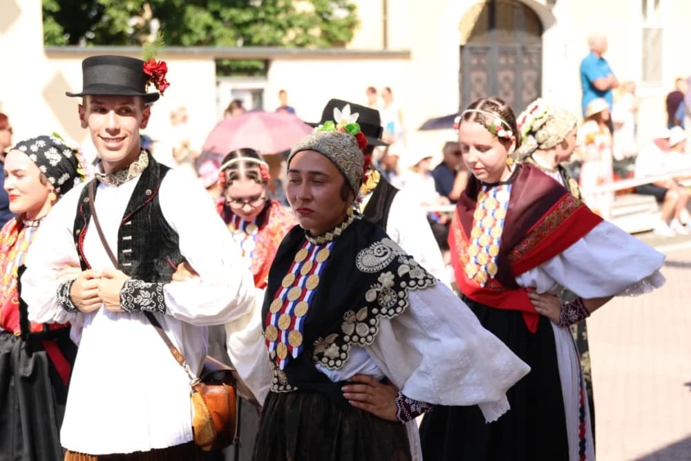 /VELIKA FOTOGALERIJA/ Ljepota tradicije i bogatstvo narodnih običaja dočarana na 58. Đakovačkim vezovima