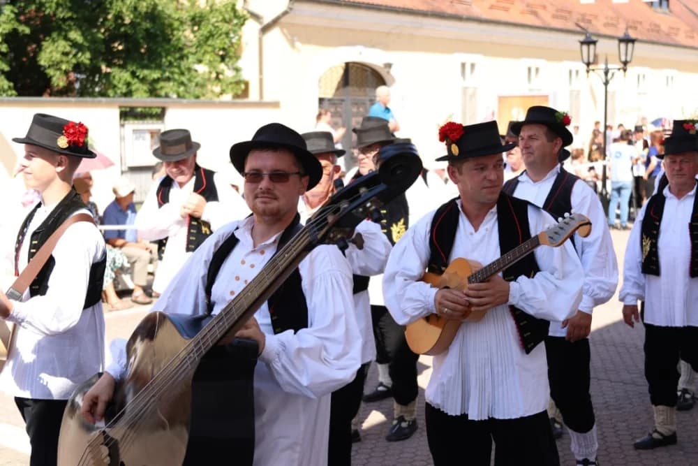 /VELIKA FOTOGALERIJA/ Ljepota tradicije i bogatstvo narodnih običaja dočarana na 58. Đakovačkim vezovima