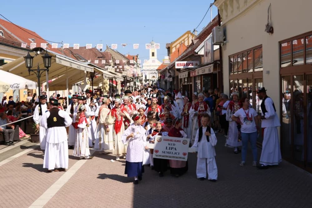 /VELIKA FOTOGALERIJA/ Ljepota tradicije i bogatstvo narodnih običaja dočarana na 58. Đakovačkim vezovima