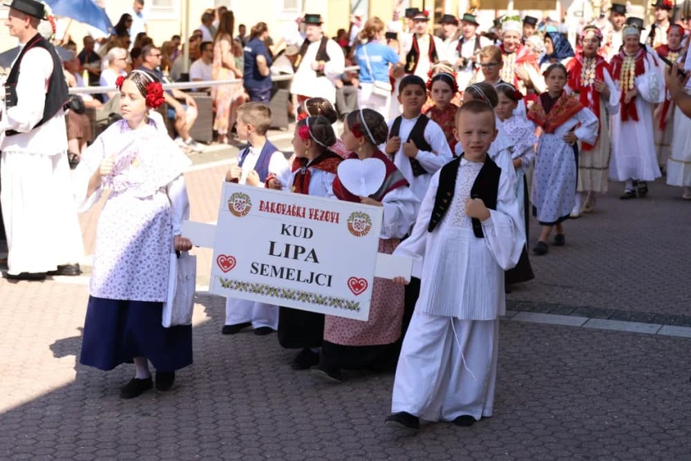 /VELIKA FOTOGALERIJA/ Ljepota tradicije i bogatstvo narodnih običaja dočarana na 58. Đakovačkim vezovima
