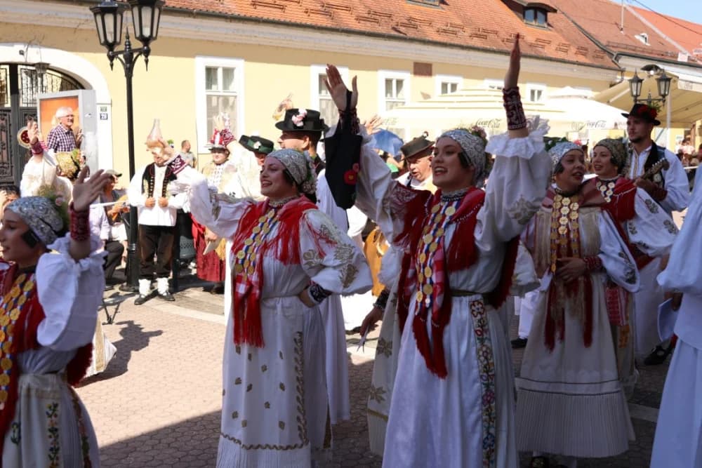 /VELIKA FOTOGALERIJA/ Ljepota tradicije i bogatstvo narodnih običaja dočarana na 58. Đakovačkim vezovima