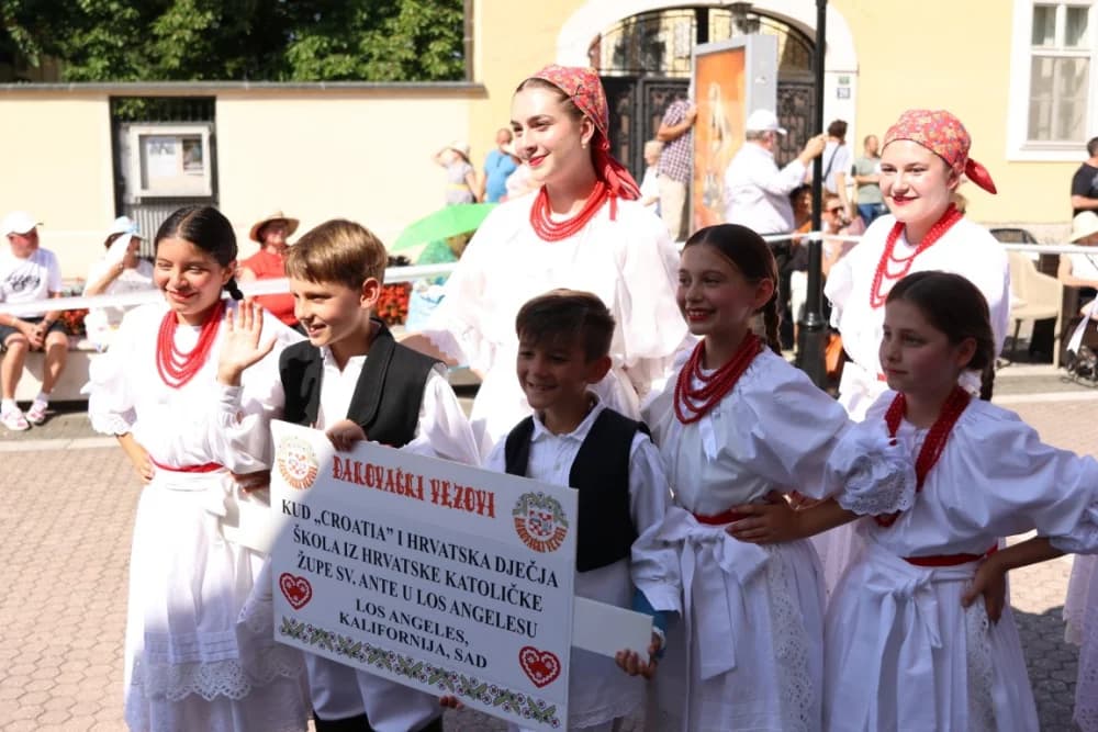 /VELIKA FOTOGALERIJA/ Ljepota tradicije i bogatstvo narodnih običaja dočarana na 58. Đakovačkim vezovima