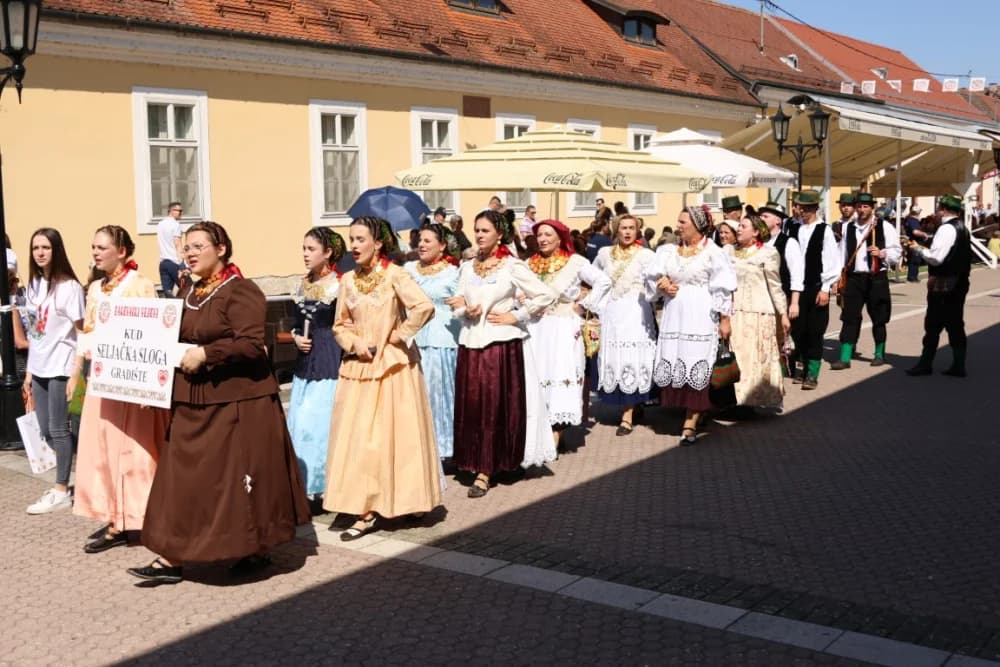 /VELIKA FOTOGALERIJA/ Ljepota tradicije i bogatstvo narodnih običaja dočarana na 58. Đakovačkim vezovima