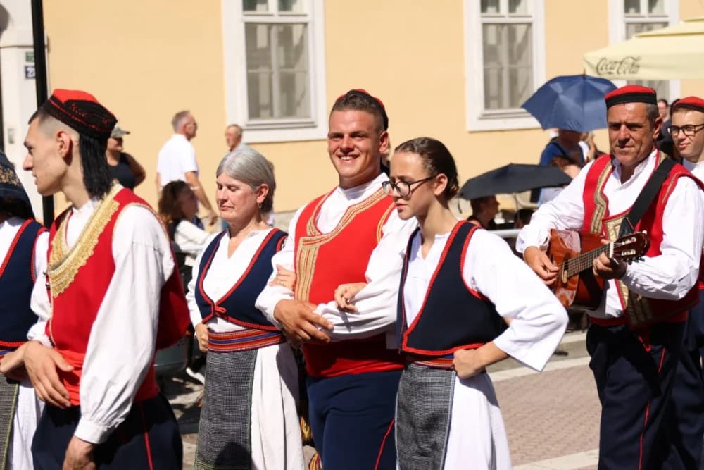 /VELIKA FOTOGALERIJA/ Ljepota tradicije i bogatstvo narodnih običaja dočarana na 58. Đakovačkim vezovima