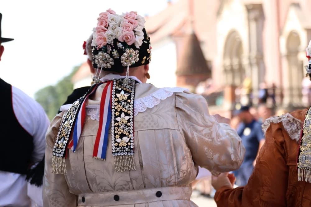/VELIKA FOTOGALERIJA/ Ljepota tradicije i bogatstvo narodnih običaja dočarana na 58. Đakovačkim vezovima