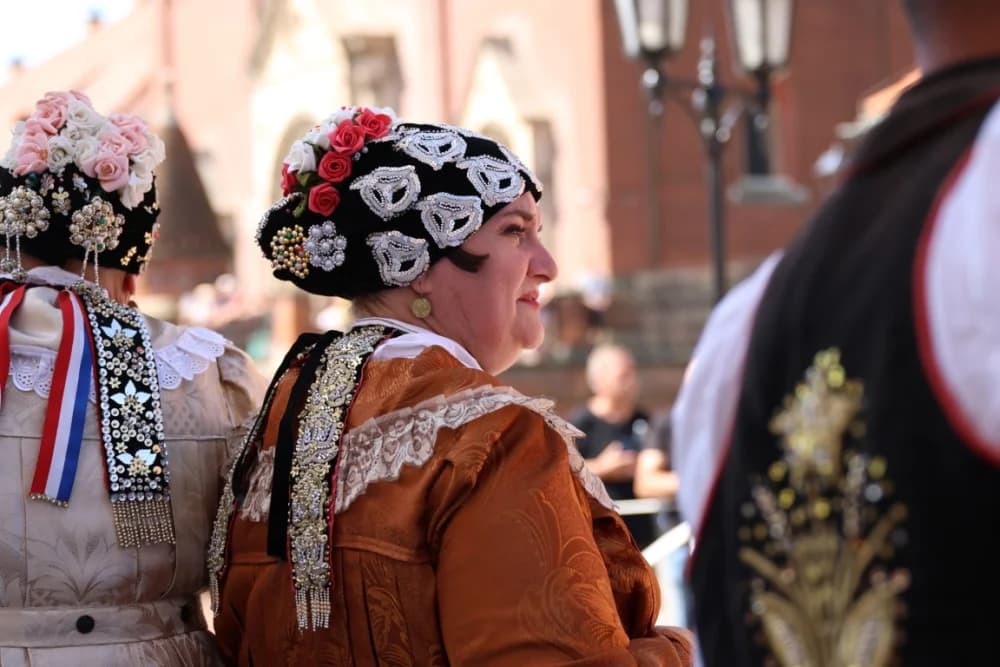 /VELIKA FOTOGALERIJA/ Ljepota tradicije i bogatstvo narodnih običaja dočarana na 58. Đakovačkim vezovima