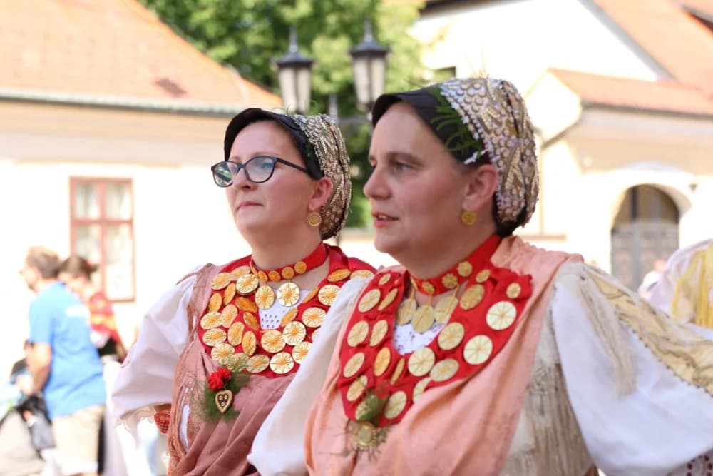 /VELIKA FOTOGALERIJA/ Ljepota tradicije i bogatstvo narodnih običaja dočarana na 58. Đakovačkim vezovima