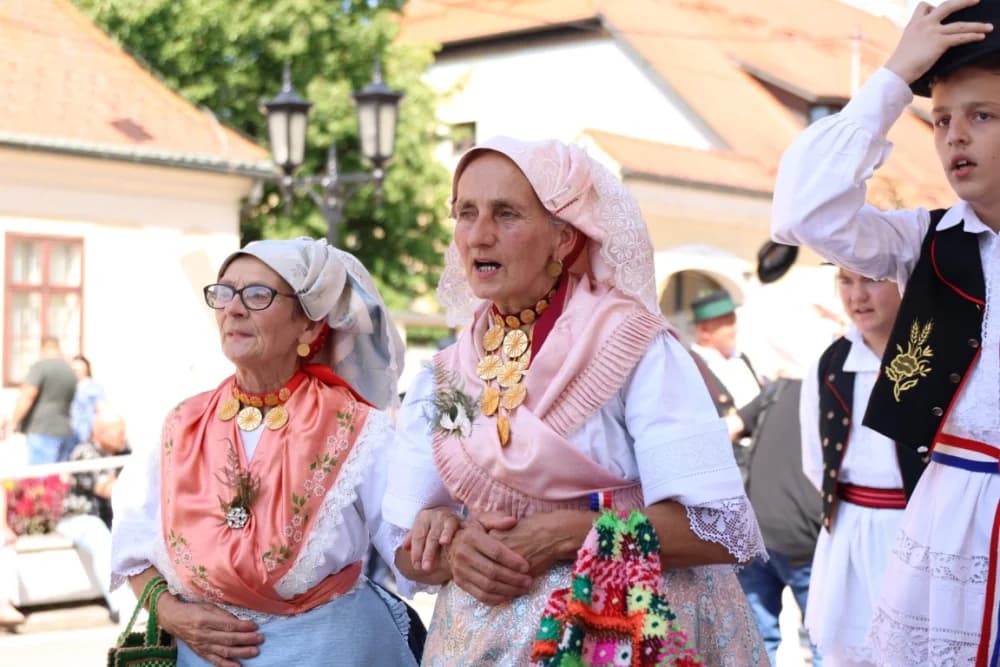 /VELIKA FOTOGALERIJA/ Ljepota tradicije i bogatstvo narodnih običaja dočarana na 58. Đakovačkim vezovima
