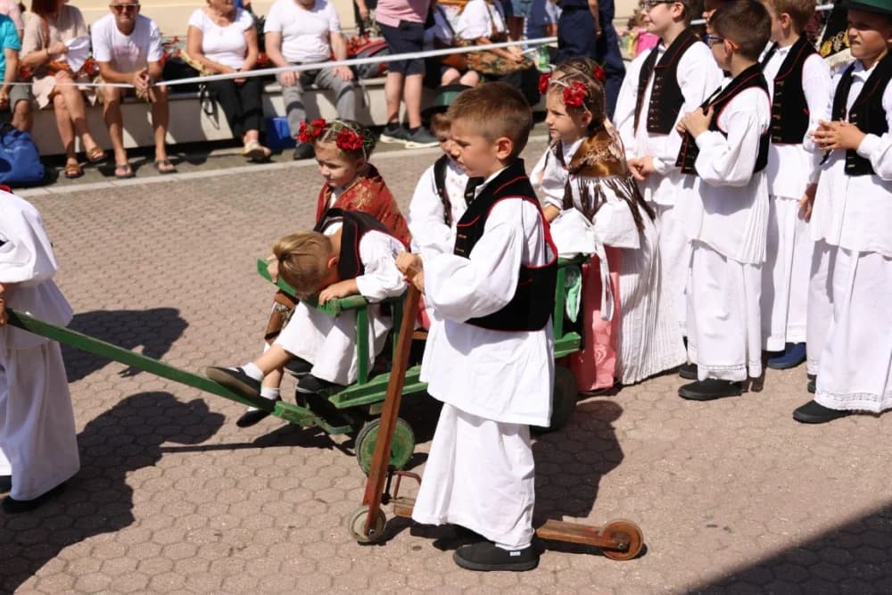 /VELIKA FOTOGALERIJA/ Ljepota tradicije i bogatstvo narodnih običaja dočarana na 58. Đakovačkim vezovima
