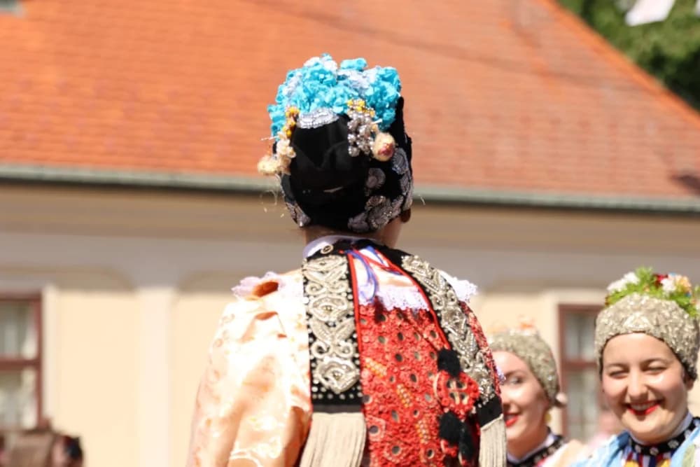 /VELIKA FOTOGALERIJA/ Ljepota tradicije i bogatstvo narodnih običaja dočarana na 58. Đakovačkim vezovima