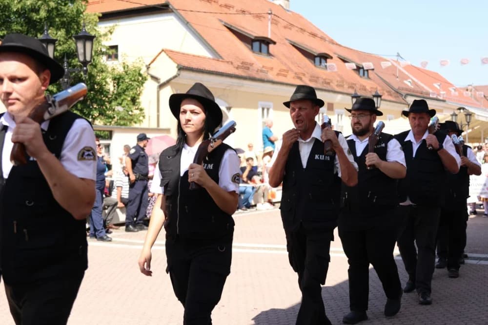 /VELIKA FOTOGALERIJA/ Ljepota tradicije i bogatstvo narodnih običaja dočarana na 58. Đakovačkim vezovima