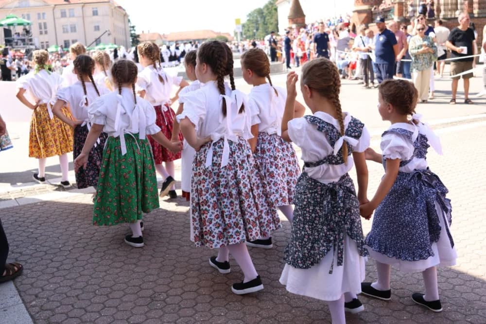 /VELIKA FOTOGALERIJA/ Ljepota tradicije i bogatstvo narodnih običaja dočarana na 58. Đakovačkim vezovima