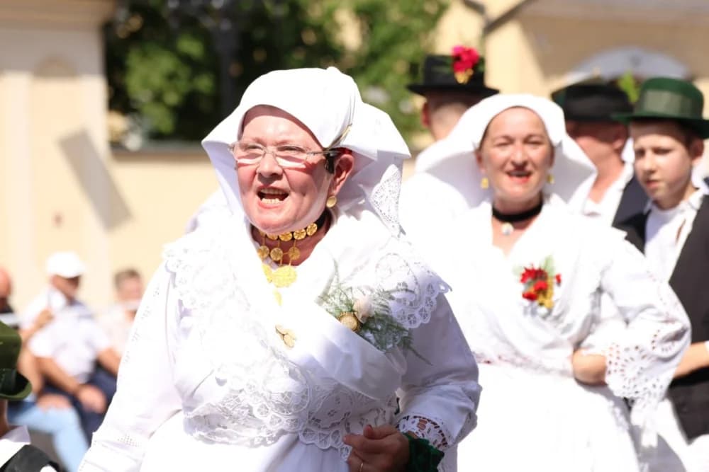 /VELIKA FOTOGALERIJA/ Ljepota tradicije i bogatstvo narodnih običaja dočarana na 58. Đakovačkim vezovima