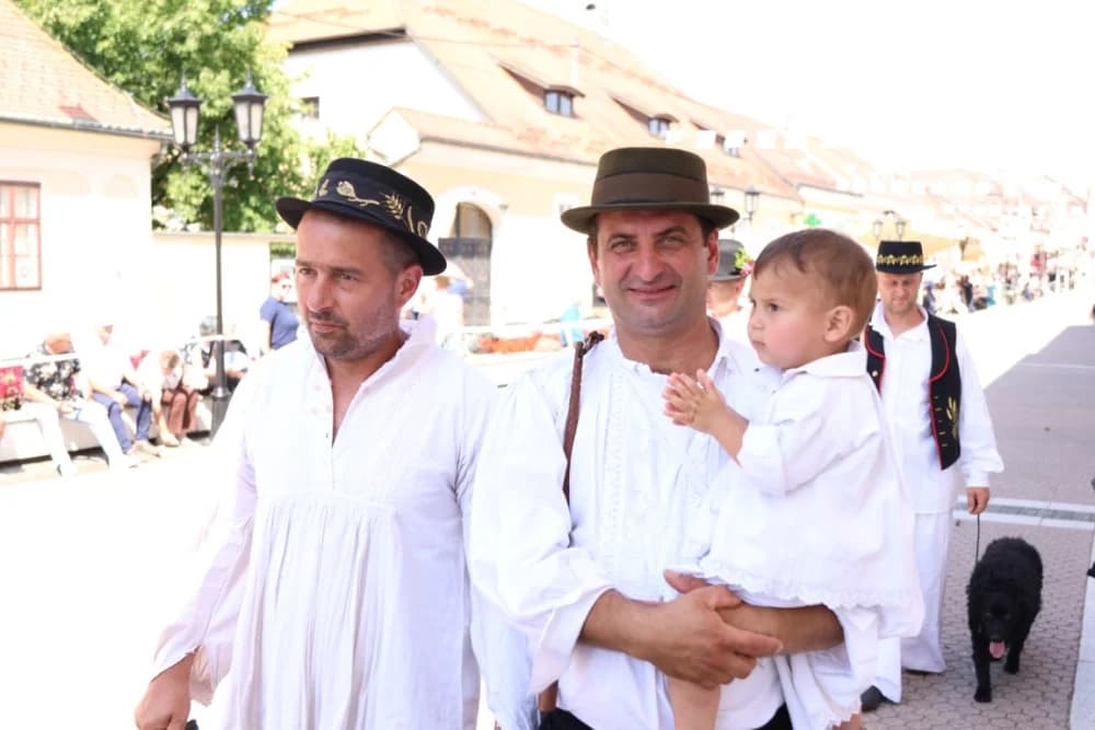 /VELIKA FOTOGALERIJA/ Ljepota tradicije i bogatstvo narodnih običaja dočarana na 58. Đakovačkim vezovima