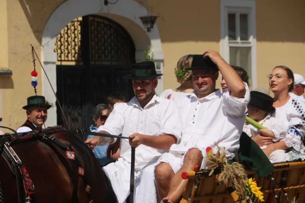 /VELIKA FOTOGALERIJA/ Ljepota tradicije i bogatstvo narodnih običaja dočarana na 58. Đakovačkim vezovima