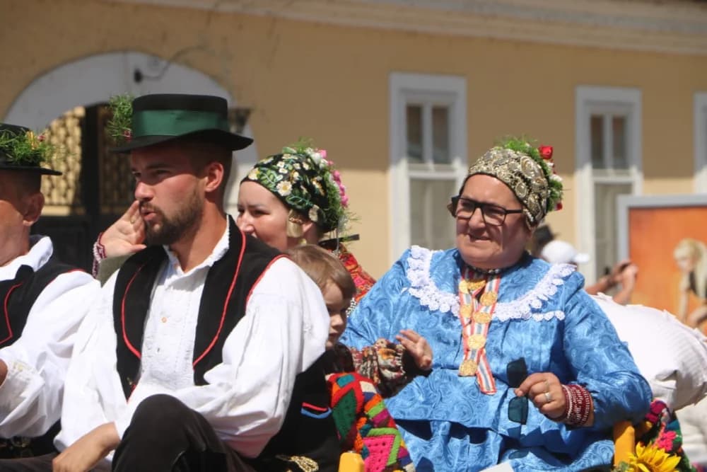 /VELIKA FOTOGALERIJA/ Ljepota tradicije i bogatstvo narodnih običaja dočarana na 58. Đakovačkim vezovima