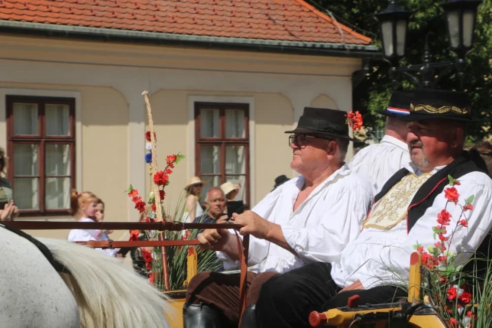 /VELIKA FOTOGALERIJA/ Ljepota tradicije i bogatstvo narodnih običaja dočarana na 58. Đakovačkim vezovima