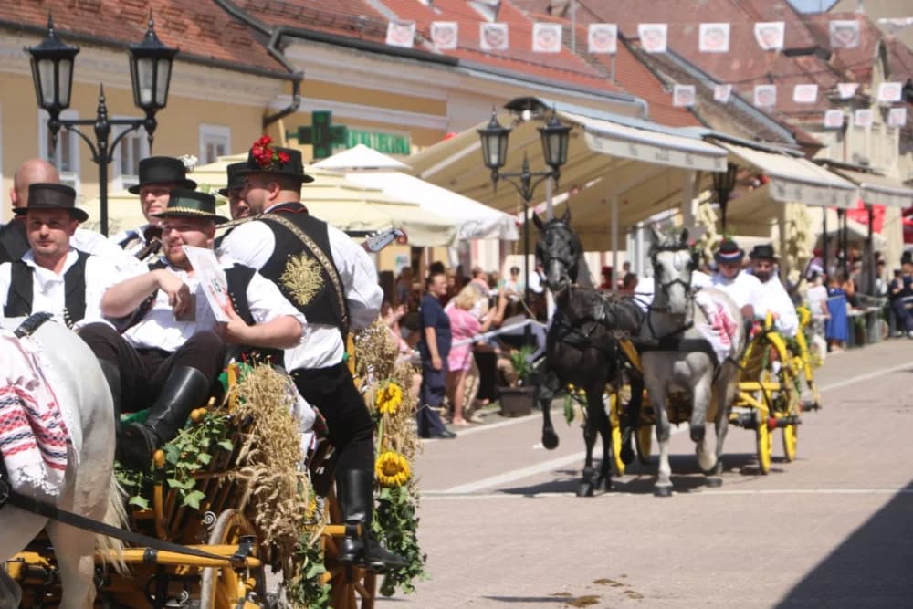 /VELIKA FOTOGALERIJA/ Ljepota tradicije i bogatstvo narodnih običaja dočarana na 58. Đakovačkim vezovima