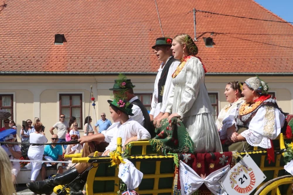 /VELIKA FOTOGALERIJA/ Ljepota tradicije i bogatstvo narodnih običaja dočarana na 58. Đakovačkim vezovima