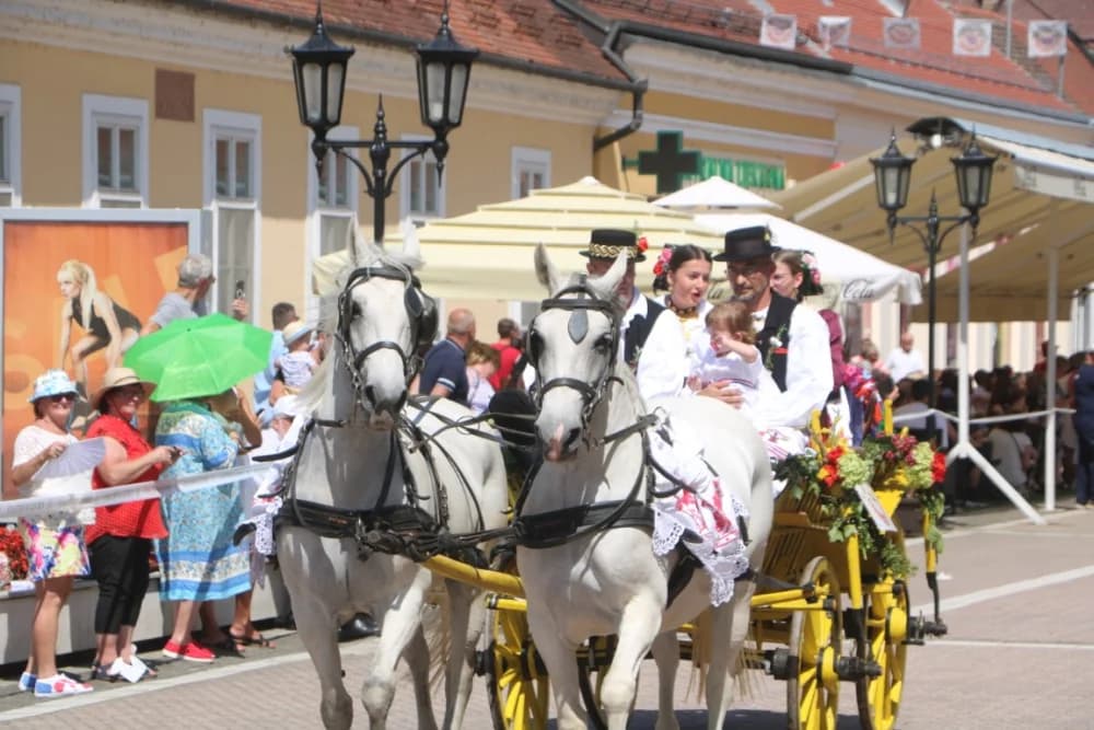 /VELIKA FOTOGALERIJA/ Ljepota tradicije i bogatstvo narodnih običaja dočarana na 58. Đakovačkim vezovima