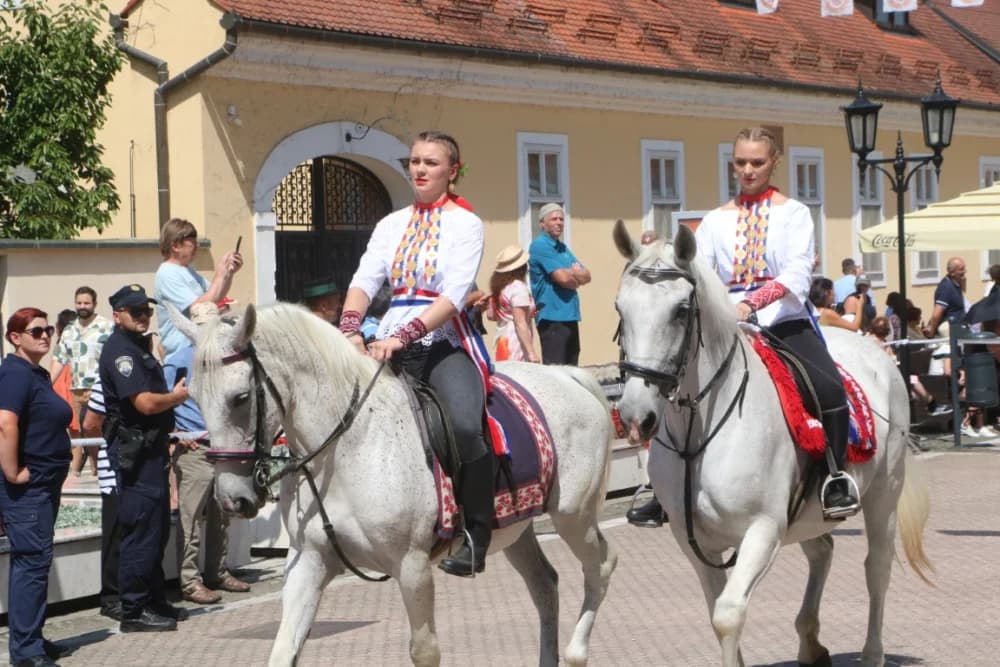 /VELIKA FOTOGALERIJA/ Ljepota tradicije i bogatstvo narodnih običaja dočarana na 58. Đakovačkim vezovima