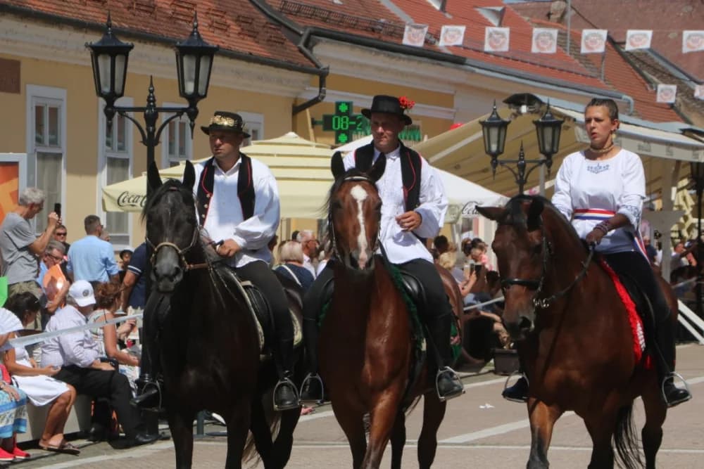/VELIKA FOTOGALERIJA/ Ljepota tradicije i bogatstvo narodnih običaja dočarana na 58. Đakovačkim vezovima