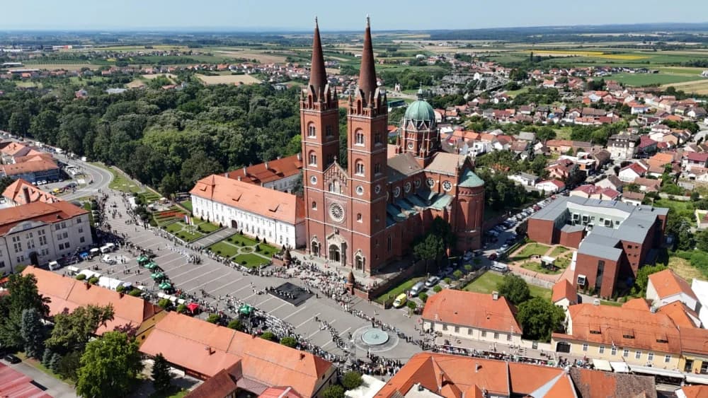 /VELIKA FOTOGALERIJA/ Ljepota tradicije i bogatstvo narodnih običaja dočarana na 58. Đakovačkim vezovima