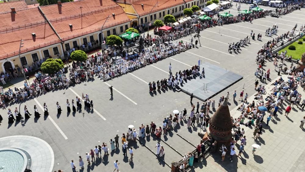 /VELIKA FOTOGALERIJA/ Ljepota tradicije i bogatstvo narodnih običaja dočarana na 58. Đakovačkim vezovima