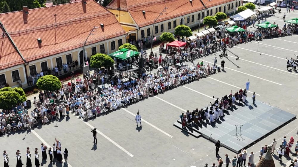 /VELIKA FOTOGALERIJA/ Ljepota tradicije i bogatstvo narodnih običaja dočarana na 58. Đakovačkim vezovima
