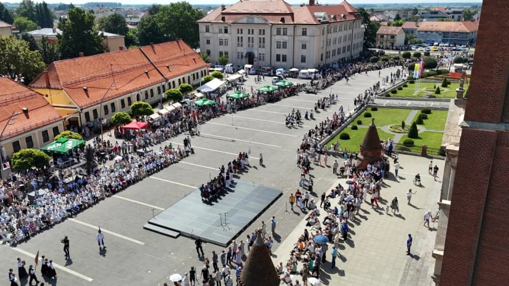 /VELIKA FOTOGALERIJA/ Ljepota tradicije i bogatstvo narodnih običaja dočarana na 58. Đakovačkim vezovima