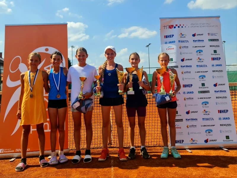 Lucija Grbeš treća pojedinmačno i u igri parova