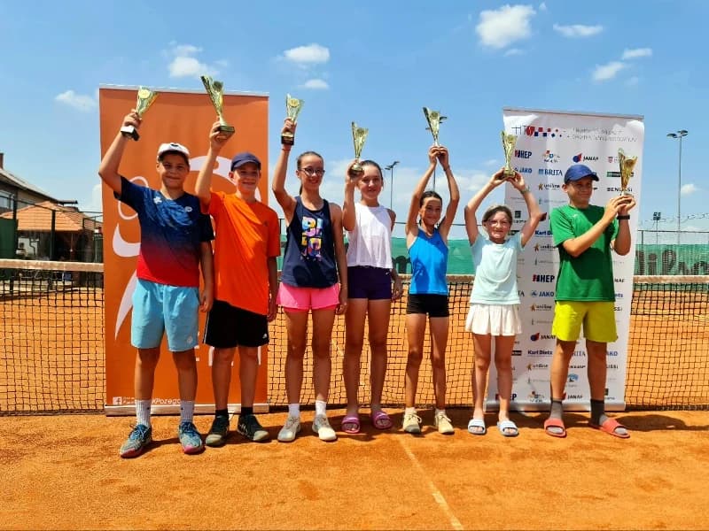 Lucija Grbeš treća pojedinmačno i u igri parova