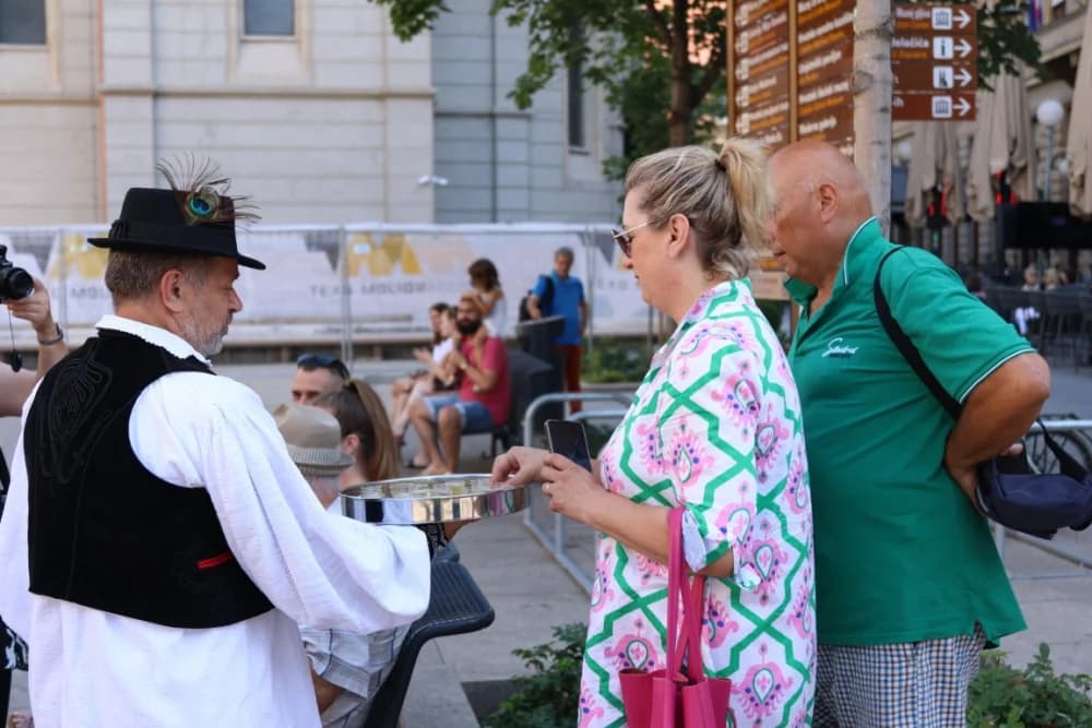 (FOTO-VIDEO)Pleterničani se na svojstven način predstavili na Cvjetnom trgu u Zagrebu