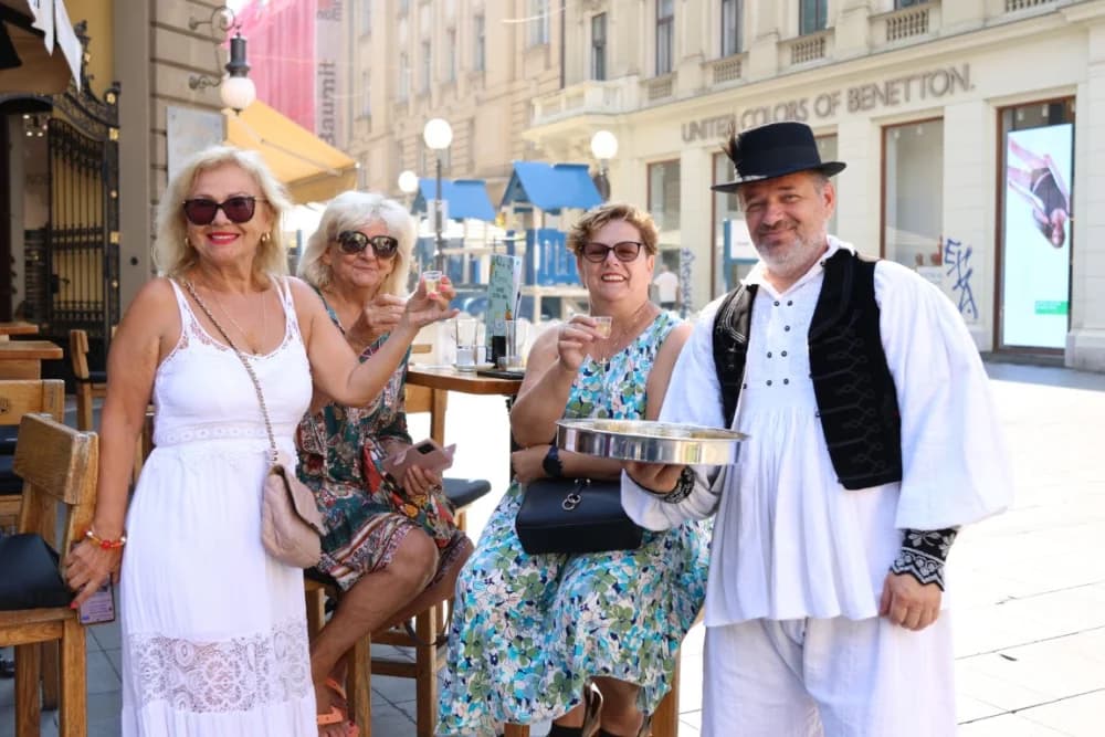 (FOTO-VIDEO)Pleterničani se na svojstven način predstavili na Cvjetnom trgu u Zagrebu