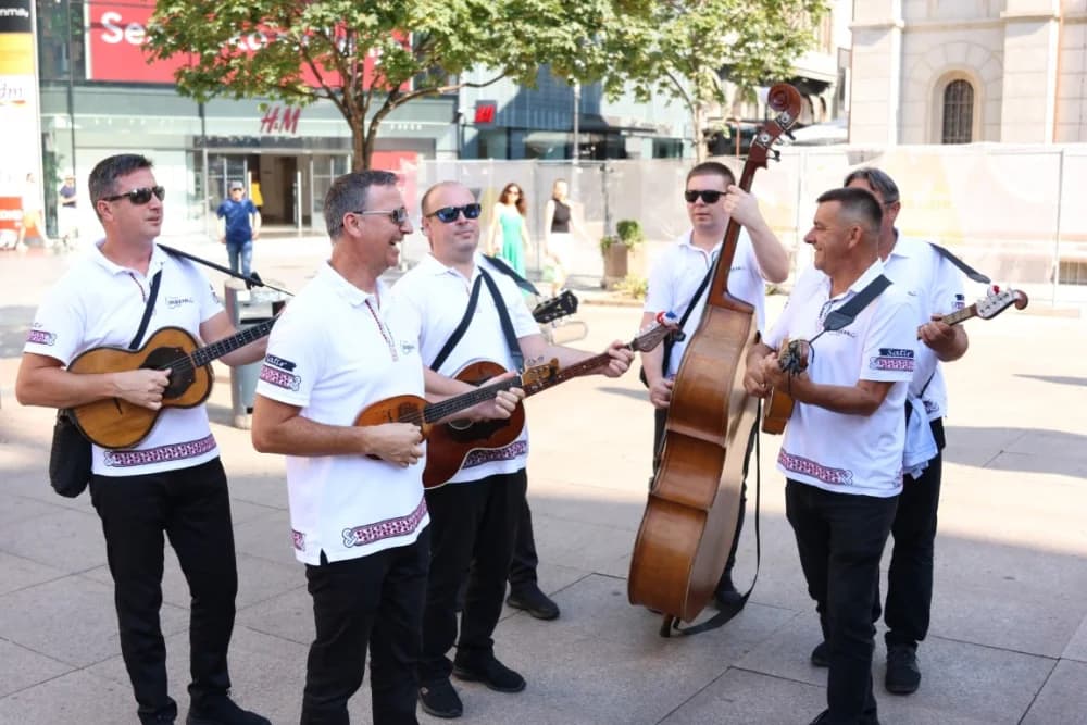 (FOTO-VIDEO)Pleterničani se na svojstven način predstavili na Cvjetnom trgu u Zagrebu