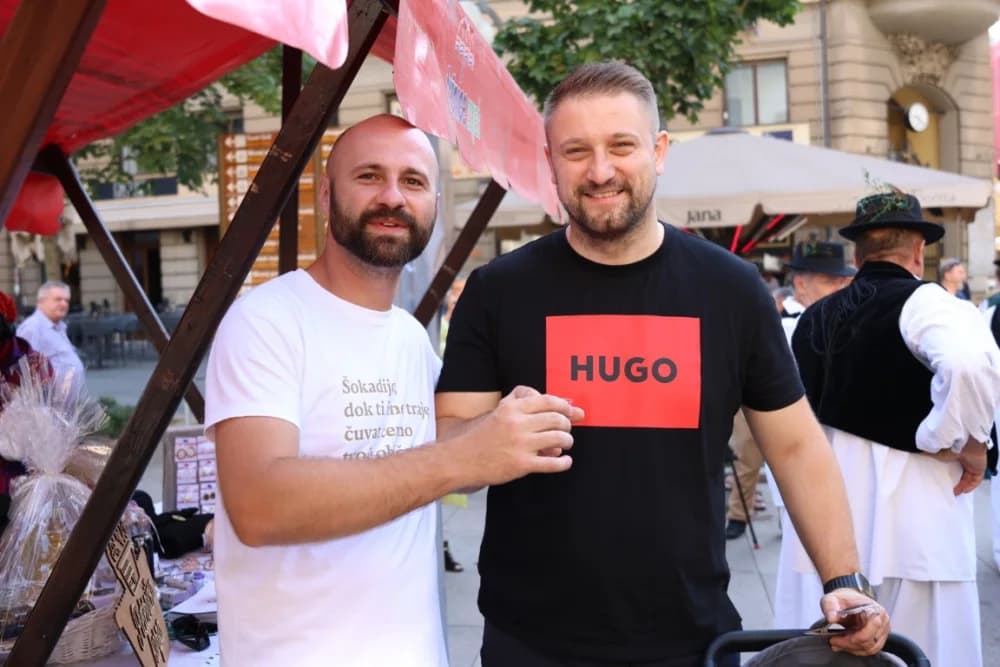 (FOTO-VIDEO)Pleterničani se na svojstven način predstavili na Cvjetnom trgu u Zagrebu