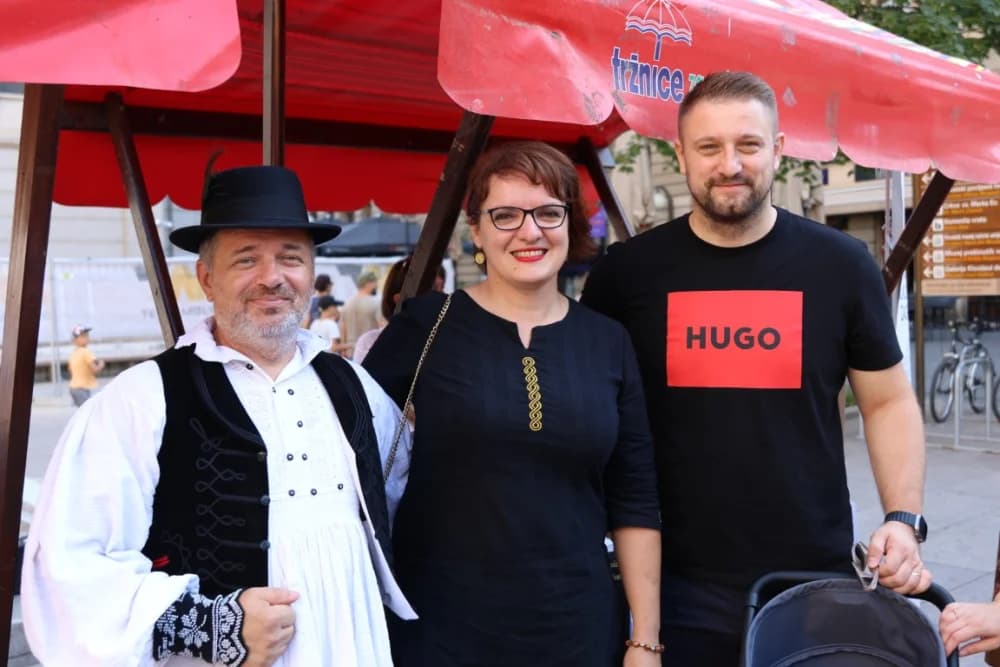 (FOTO-VIDEO)Pleterničani se na svojstven način predstavili na Cvjetnom trgu u Zagrebu