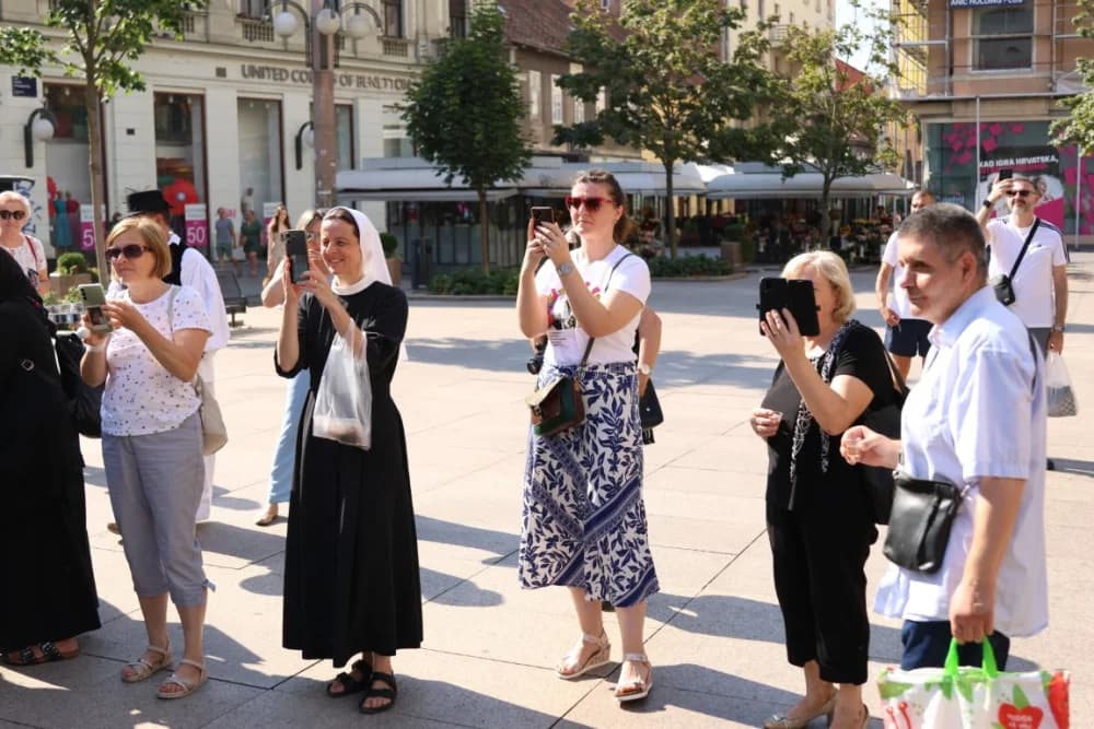 (FOTO-VIDEO)Pleterničani se na svojstven način predstavili na Cvjetnom trgu u Zagrebu