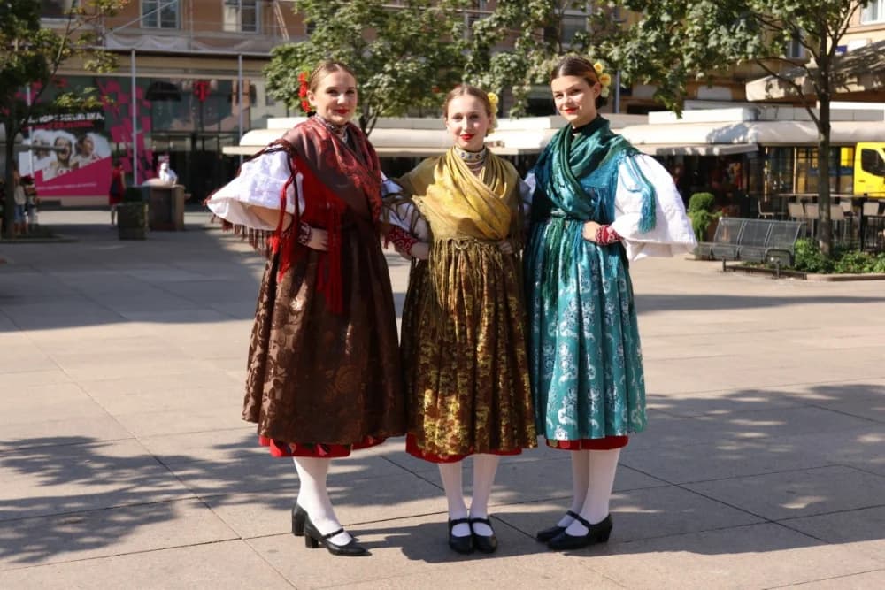 (FOTO-VIDEO)Pleterničani se na svojstven način predstavili na Cvjetnom trgu u Zagrebu