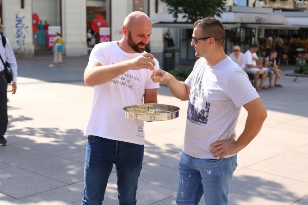 (FOTO-VIDEO)Pleterničani se na svojstven način predstavili na Cvjetnom trgu u Zagrebu