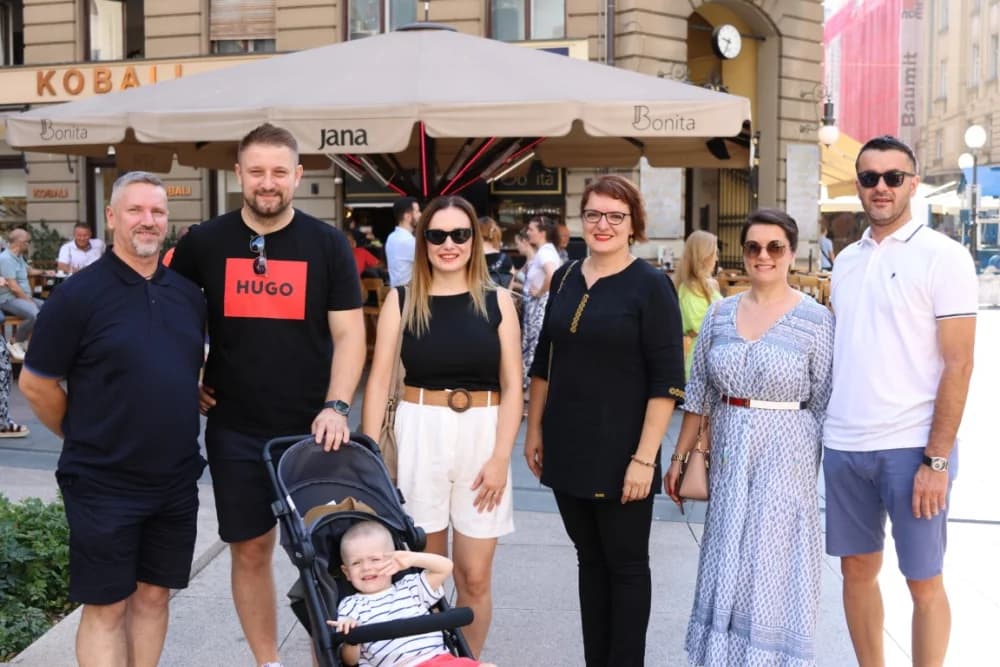 (FOTO-VIDEO)Pleterničani se na svojstven način predstavili na Cvjetnom trgu u Zagrebu