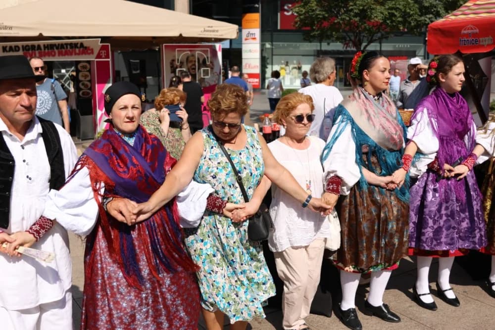(FOTO-VIDEO)Pleterničani se na svojstven način predstavili na Cvjetnom trgu u Zagrebu