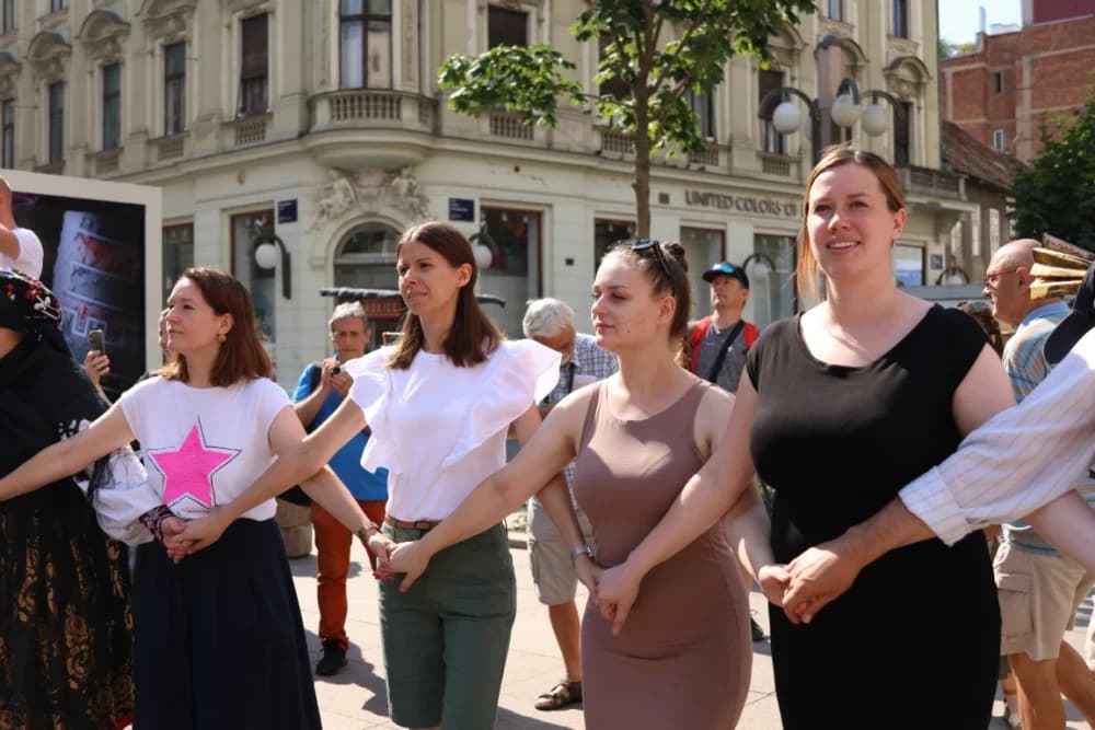 (FOTO-VIDEO)Pleterničani se na svojstven način predstavili na Cvjetnom trgu u Zagrebu