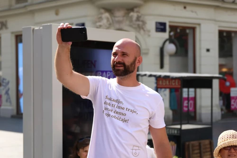 (FOTO-VIDEO)Pleterničani se na svojstven način predstavili na Cvjetnom trgu u Zagrebu