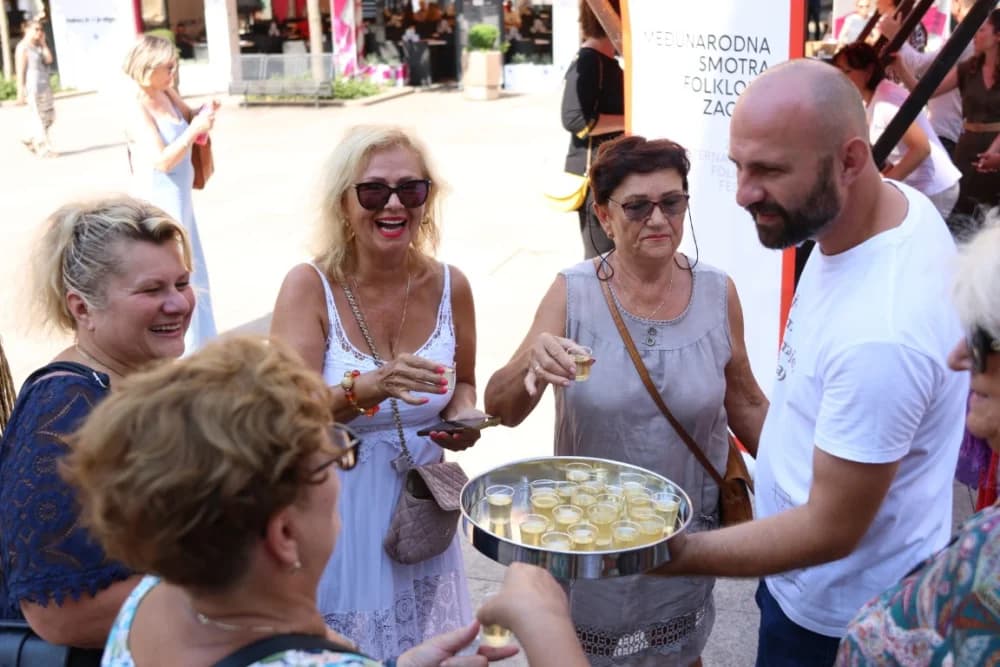(FOTO-VIDEO)Pleterničani se na svojstven način predstavili na Cvjetnom trgu u Zagrebu