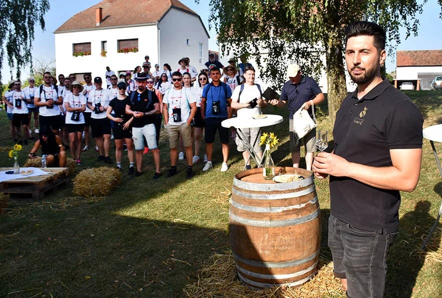 [FOTOGALERIJA] Uz jelo i piće kaptolačkim vinogradima prošlo više od četiri stotine sudionika