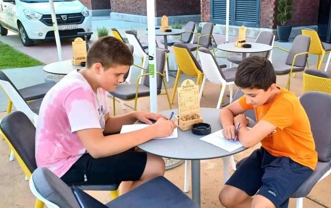 Održana predstava na Trgu bećarca u Pleternici za djecu ʼTratinčica i čudesna vrtićka kremaʼʼ
