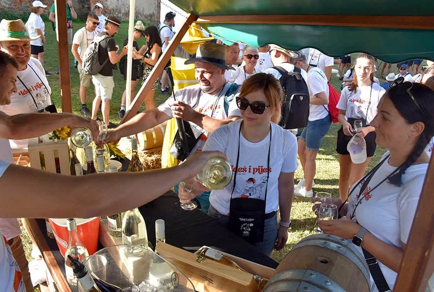 [FOTOGALERIJA] Uz jelo i piće kaptolačkim vinogradima prošlo više od četiri stotine sudionika