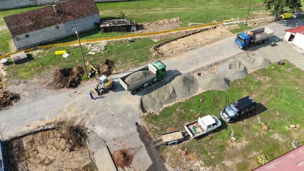(FOTO-VIDEO) Niti paklene vrućine ne sprečavaju izvođenje radova na uređenju okoliša oko jakšičke Osnovne škole