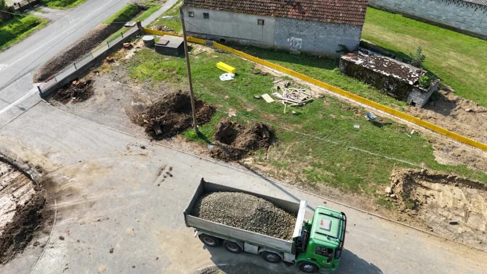 (FOTO-VIDEO) Niti paklene vrućine ne sprečavaju izvođenje radova na uređenju okoliša oko jakšičke Osnovne škole